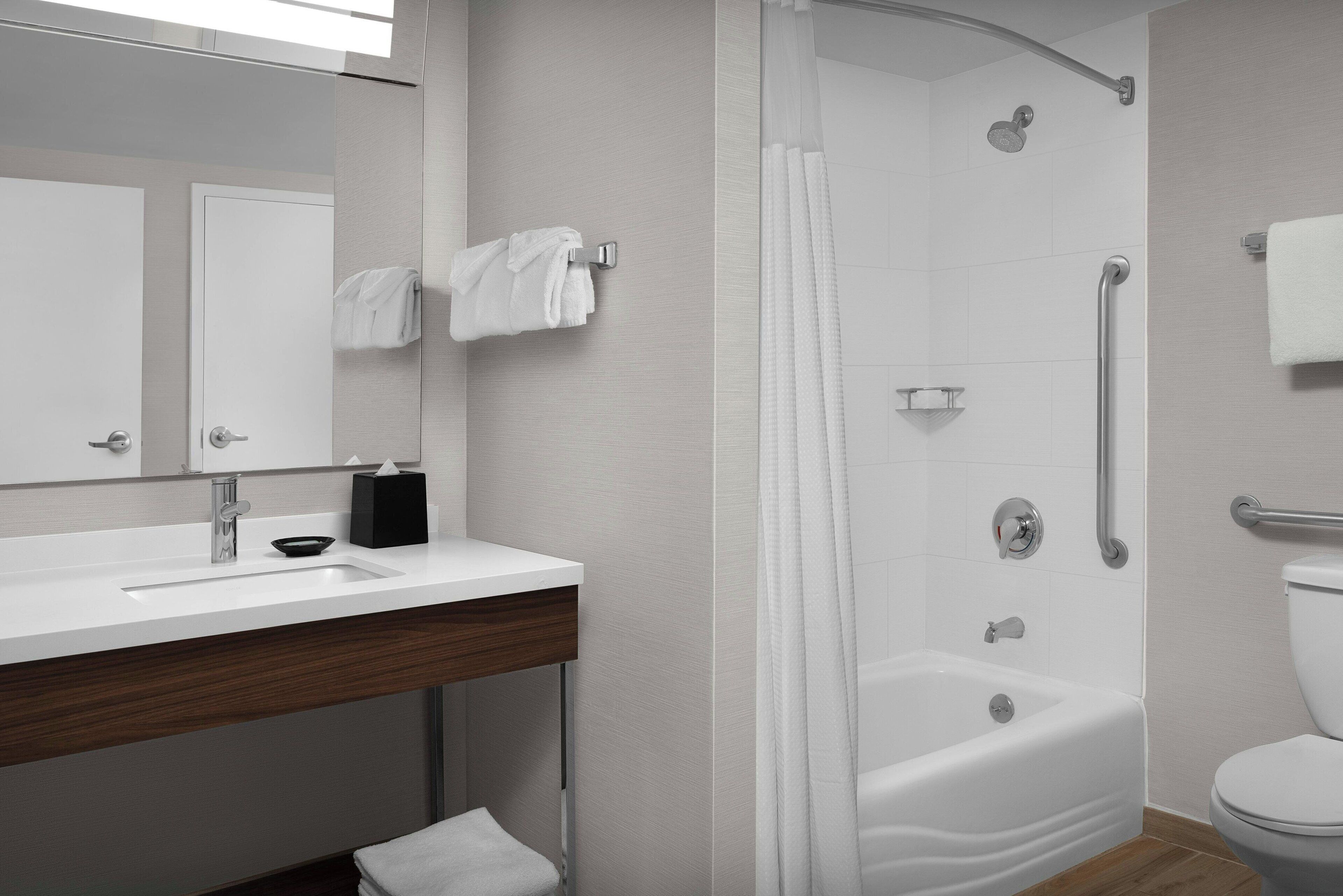 combined shower/bathtub, hair dryer, towels