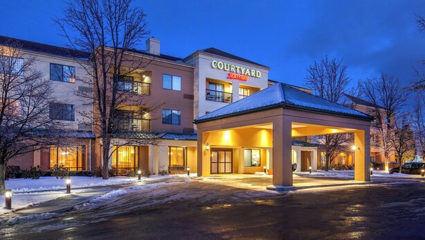 A Courtyard Marriott hotel with a covered entrance and snow on the ground. - Courtyard by Marriott Hartford Manchester (Manchester)