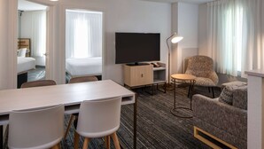 Suite, Berbilang Katil (Two Bedroom) | Cadar kapas Mesir, peralatan tempat tidur premium, meja 