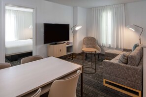 Egyptian cotton sheets, premium bedding, desk, laptop workspace - Sonesta Simply Suites Falls Church (Falls Church)