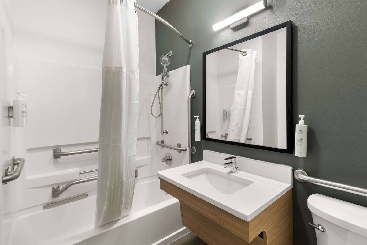 Kombinasi shower/bathtub, pengering rambut,  dan handuk