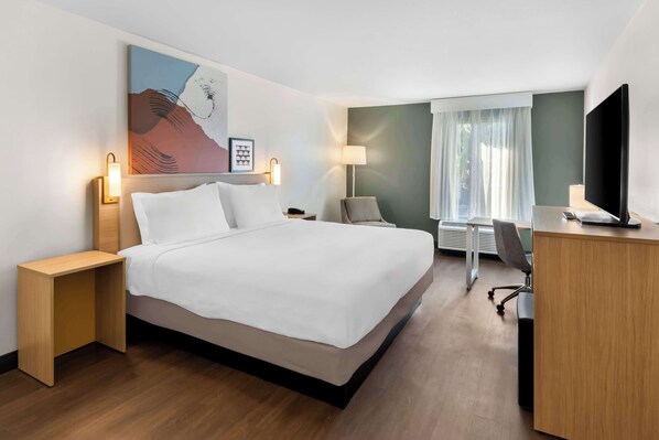 Escritorio, espacio para trabajar con laptop y cortinas blackout 