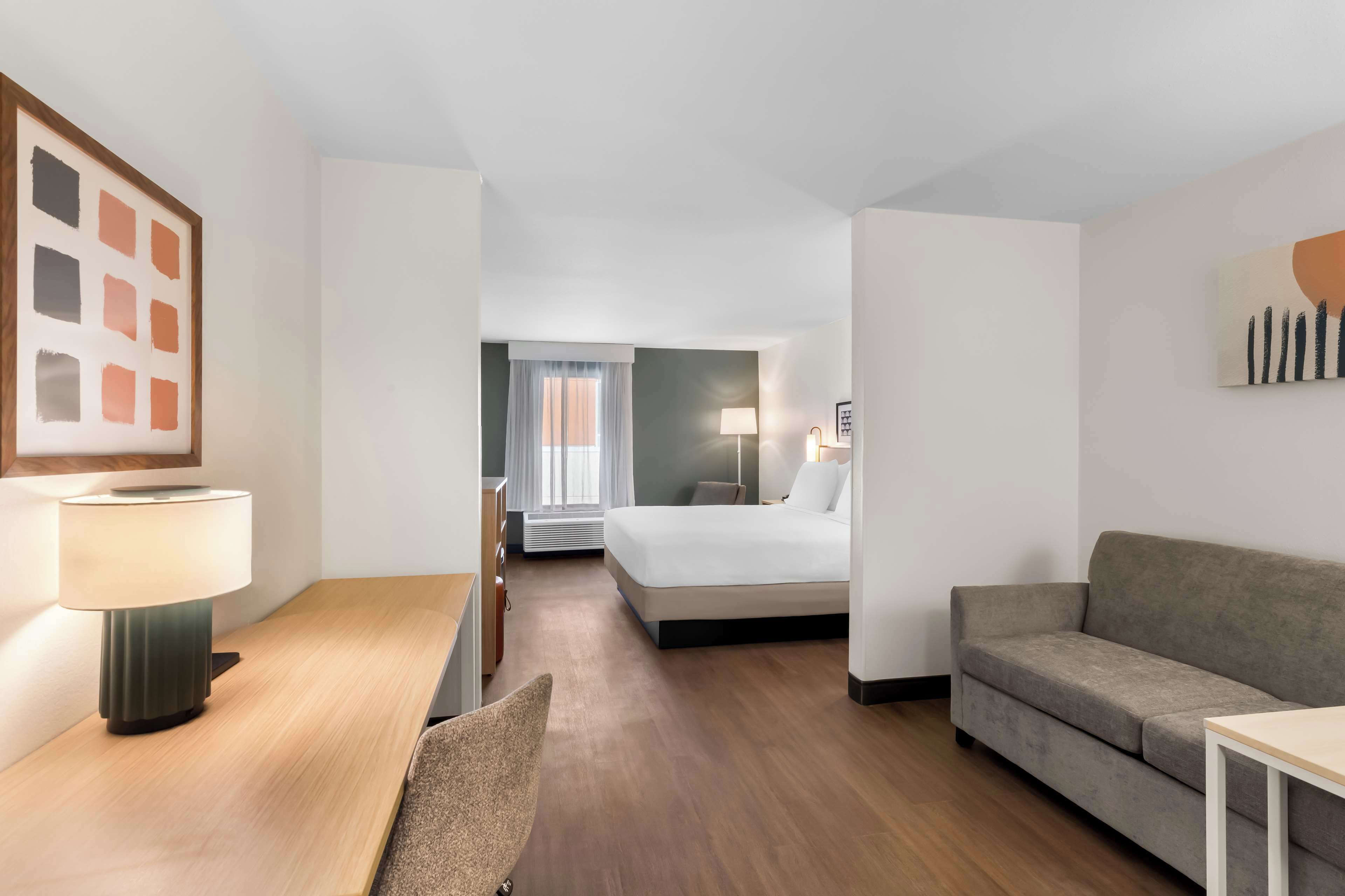 客房, 1 张特大床和 1 张沙发床 | 办公桌、笔记本电脑工作区、遮光窗帘、熨斗/熨衣板