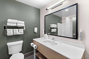 Combined shower/tub, hair dryer, towels - Spark by Hilton Calhoun (Calhoun)