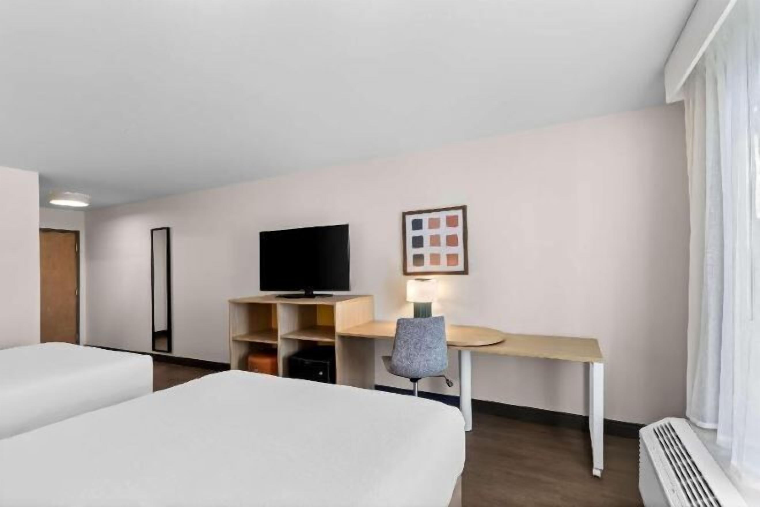 Escritorio, espacio para trabajar con laptop y cortinas blackout 