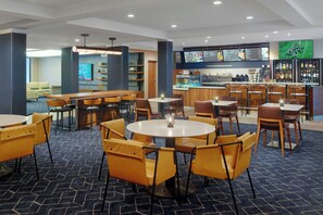 Phục vụ bữa sáng và bữa tối