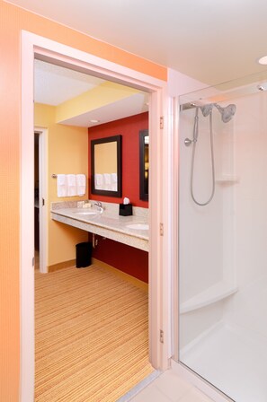 Free toiletries, hair dryer, towels - Courtyard by Marriott Frederick (Frederick)