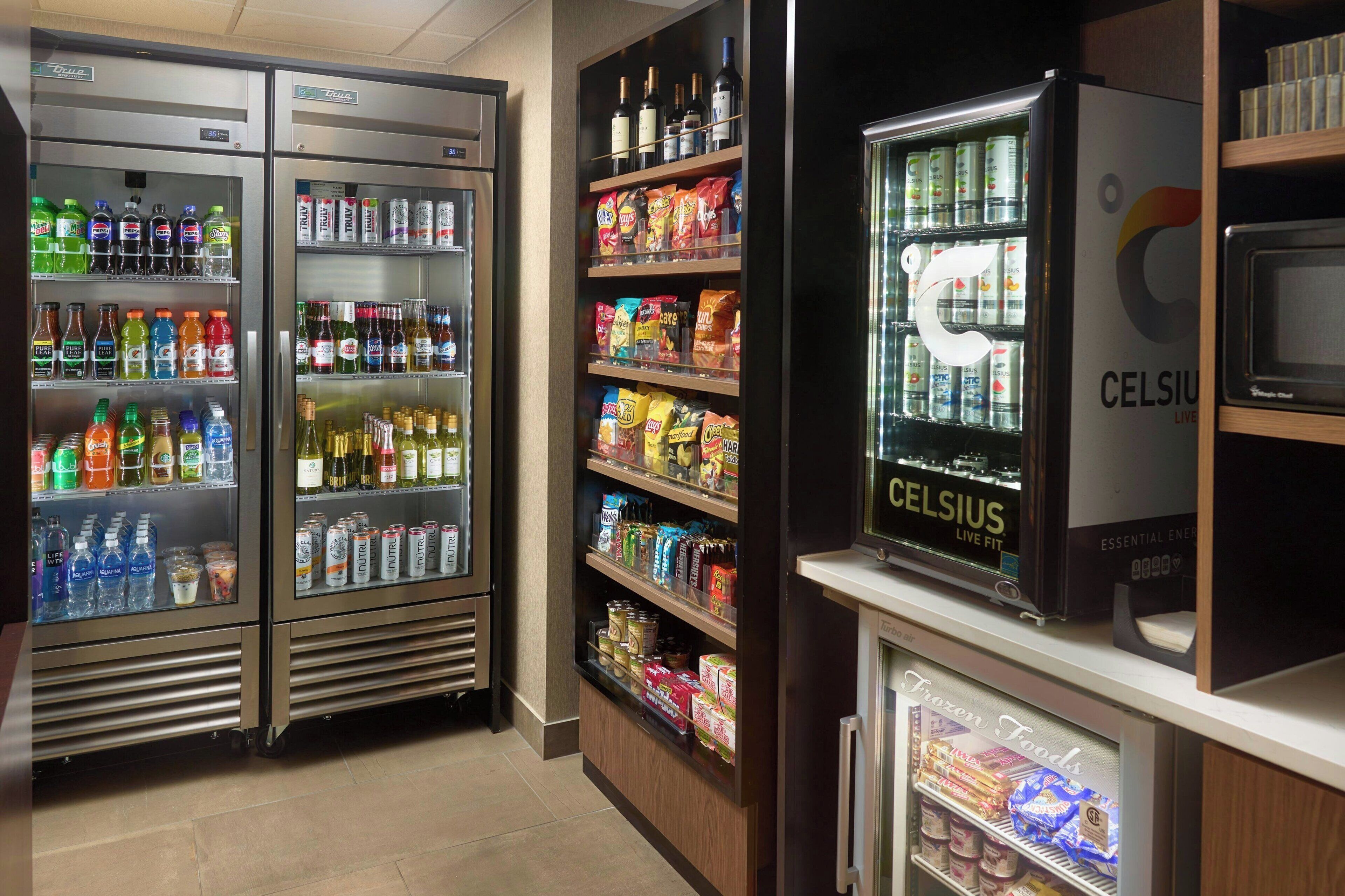 Un'area refrigerata con diverse bevande, snack e prodotti surgelati.