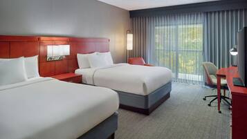 Rom, 2 queensize-senger | Sengetøy av topp kvalitet, skrivebord og strykejern/-brett