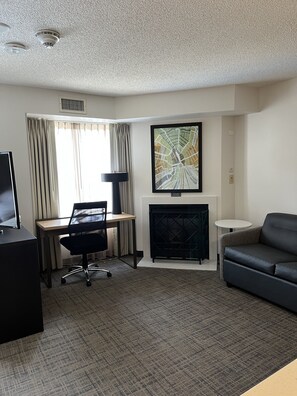Egyptian cotton sheets, premium bedding, pillow-top beds, desk - Sonesta ES Suites Raleigh Cary (Cary)