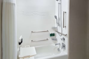 Suite, varias camas, accesible para personas con discapacidad (Mobility Two Bedroom Roll In Shower) | Baño | Ducha y bañera combinadas, secador de pelo, toallas y jabón