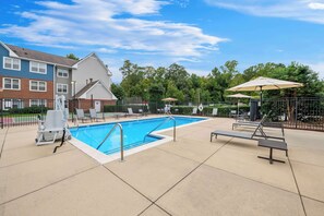 Seasonal outdoor pool - Sonesta ES Suites Raleigh Cary (Cary)