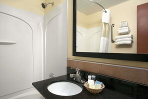 Combined shower/bathtub, free toiletries, hair dryer, towels - Travelodge by Wyndham Cleveland Lakewood (Lakewood)