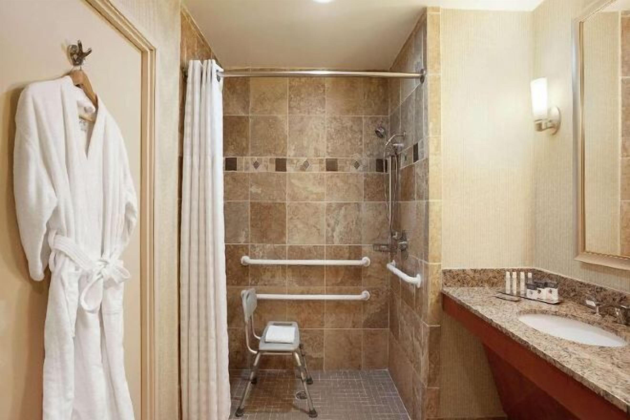 Baño | Artículos de higiene personal gratuitos, secador de pelo y toallas