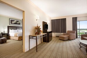 Deluxe Suite, 1 King Bed, Non Smoking | Living area