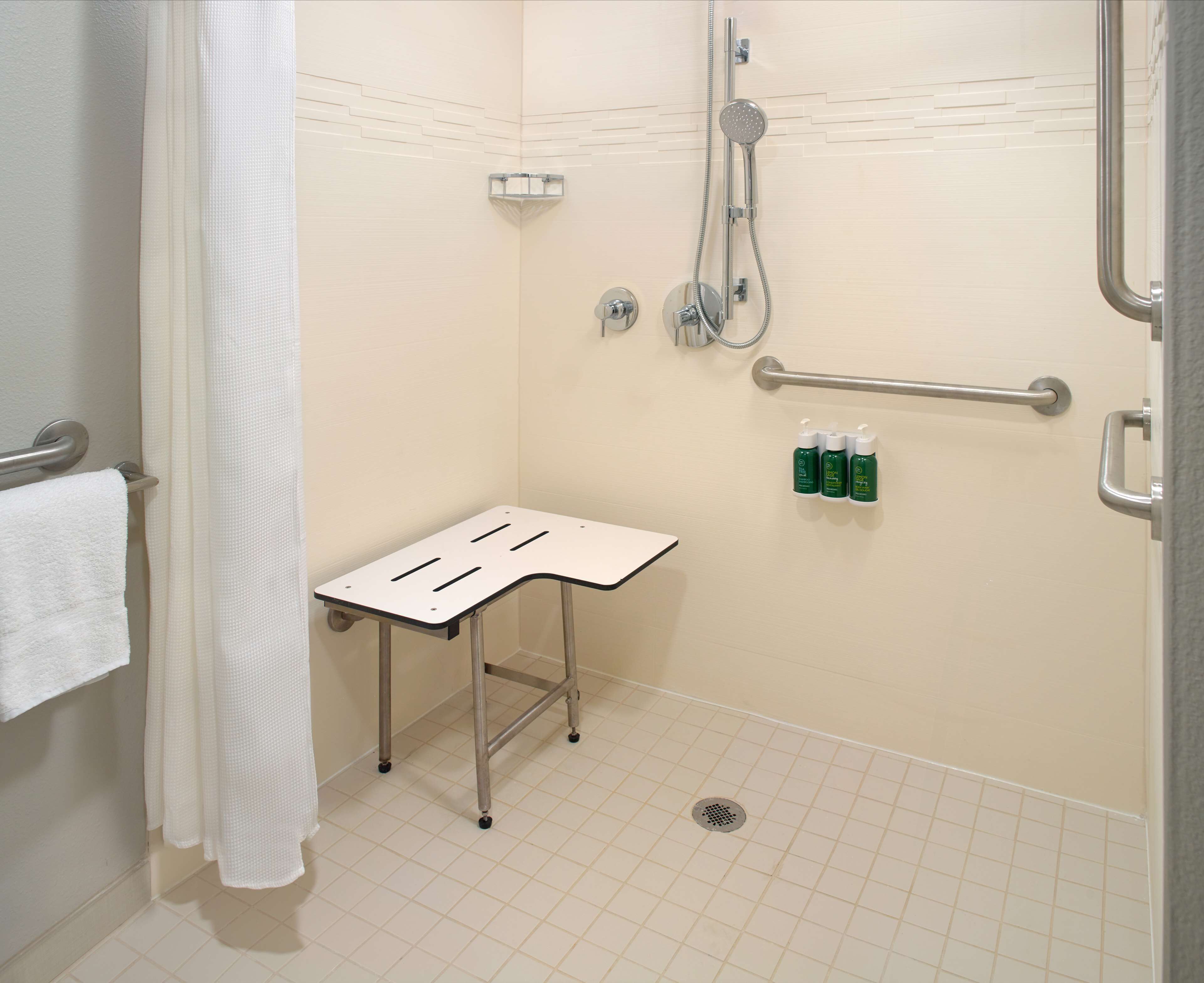 combined shower/bathtub, free toiletries, hair dryer, towels