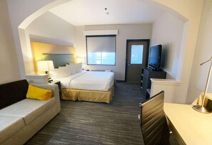 Escritorio, espacio para trabajar con laptop y cortinas blackout