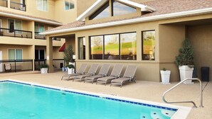 A hotel with a swimming pool, sun loungers, and a covered patio area. - Country Inn & Suites by Radisson, Fort Worth West l-30 NAS JRB (Fort Worth)