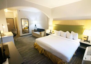 办公桌、笔记本电脑工作区、遮光窗帘、熨斗/熨衣板