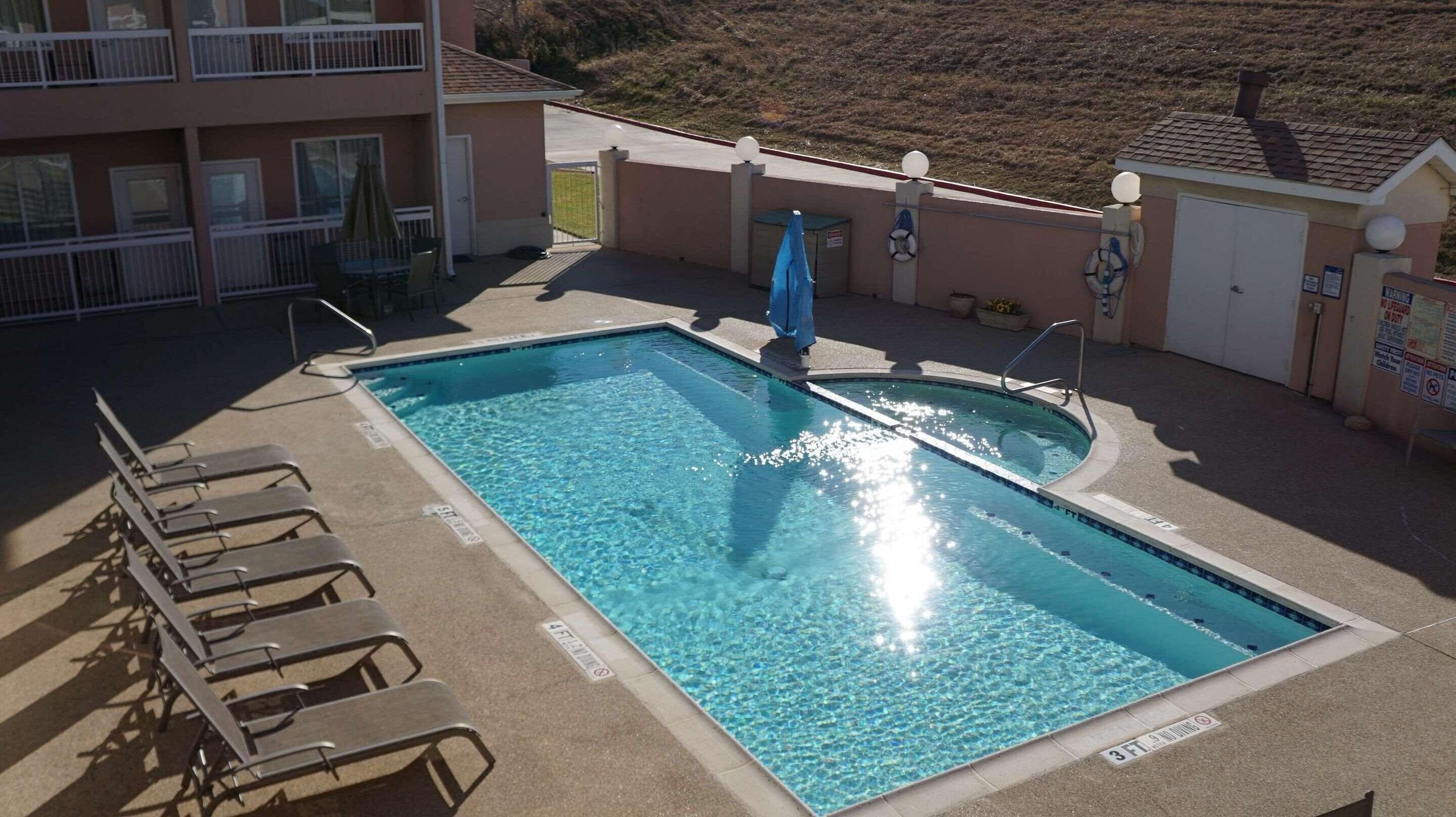 outdoor pool, open 7 am to 10 pm, pool loungers