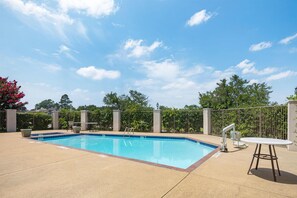 Outdoor pool, sun loungers - Best Western Plus Southpark Inn & Suites (Tyler)