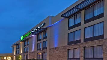 Un hotel Holiday Inn Express & Suites con un diseño arquitectónico moderno, con techo plano y amplias ventanas.