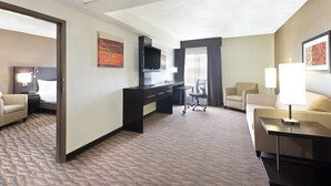 A hotel room with a bed, a desk, a TV, a chair, and a lamp. - Holiday Inn Express Hotel & Suites Colby by IHG (Colby)