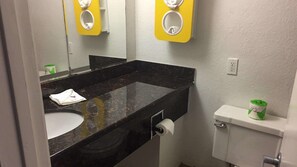 タオル、石鹸、トイレットペーパー