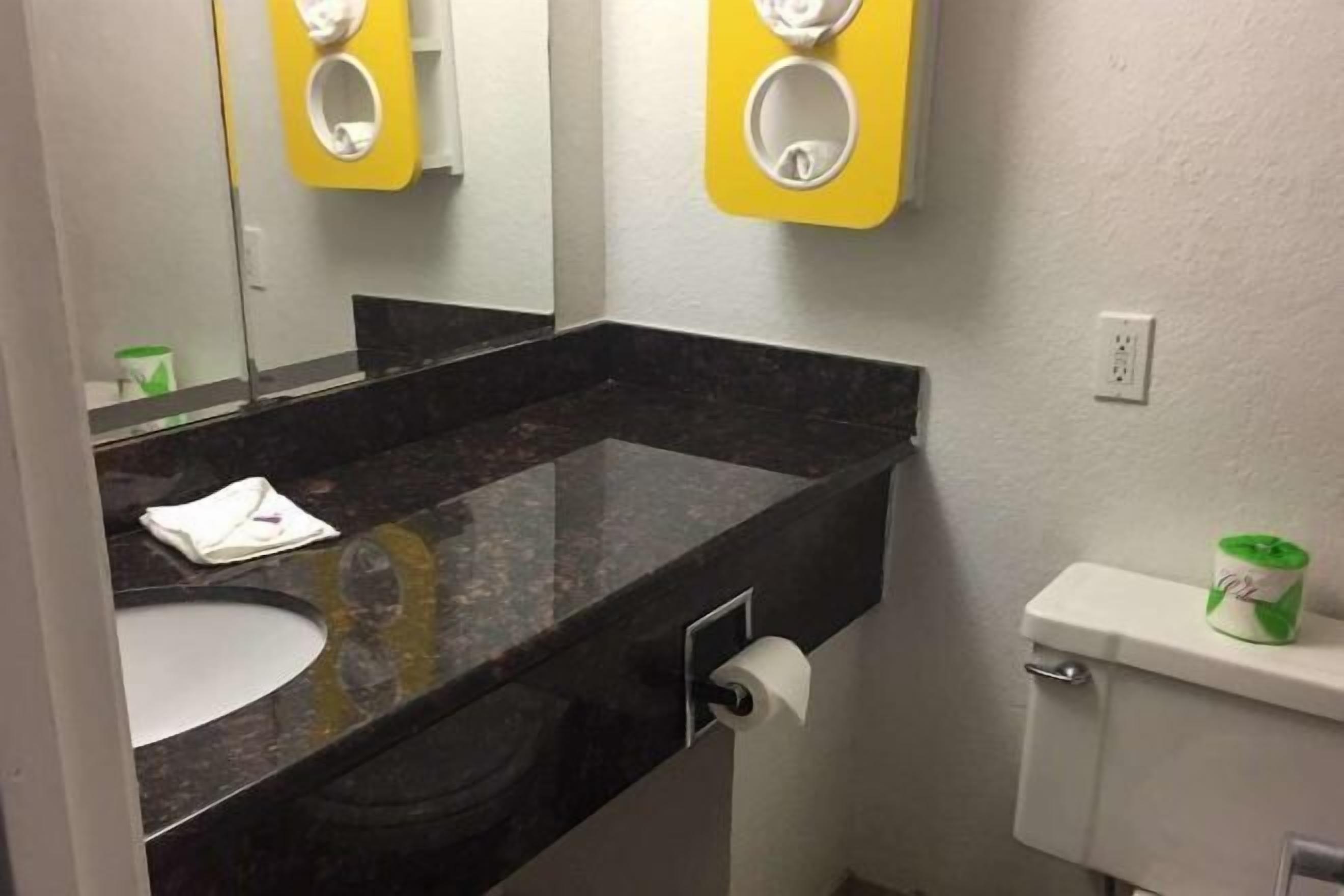 مناشف، صابون، ورق حمّام