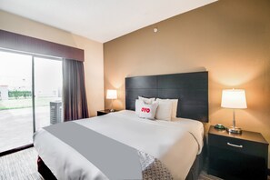 Una scrivania, ferro/asse da stiro, culla da viaggio