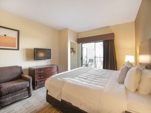 Suite, 1 camera da letto, idromassaggio | Una scrivania, ferro/asse da stiro, culla da viaggio