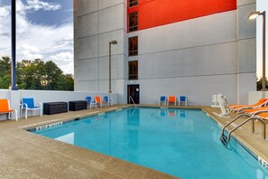 Una piscina al aire libre de temporada