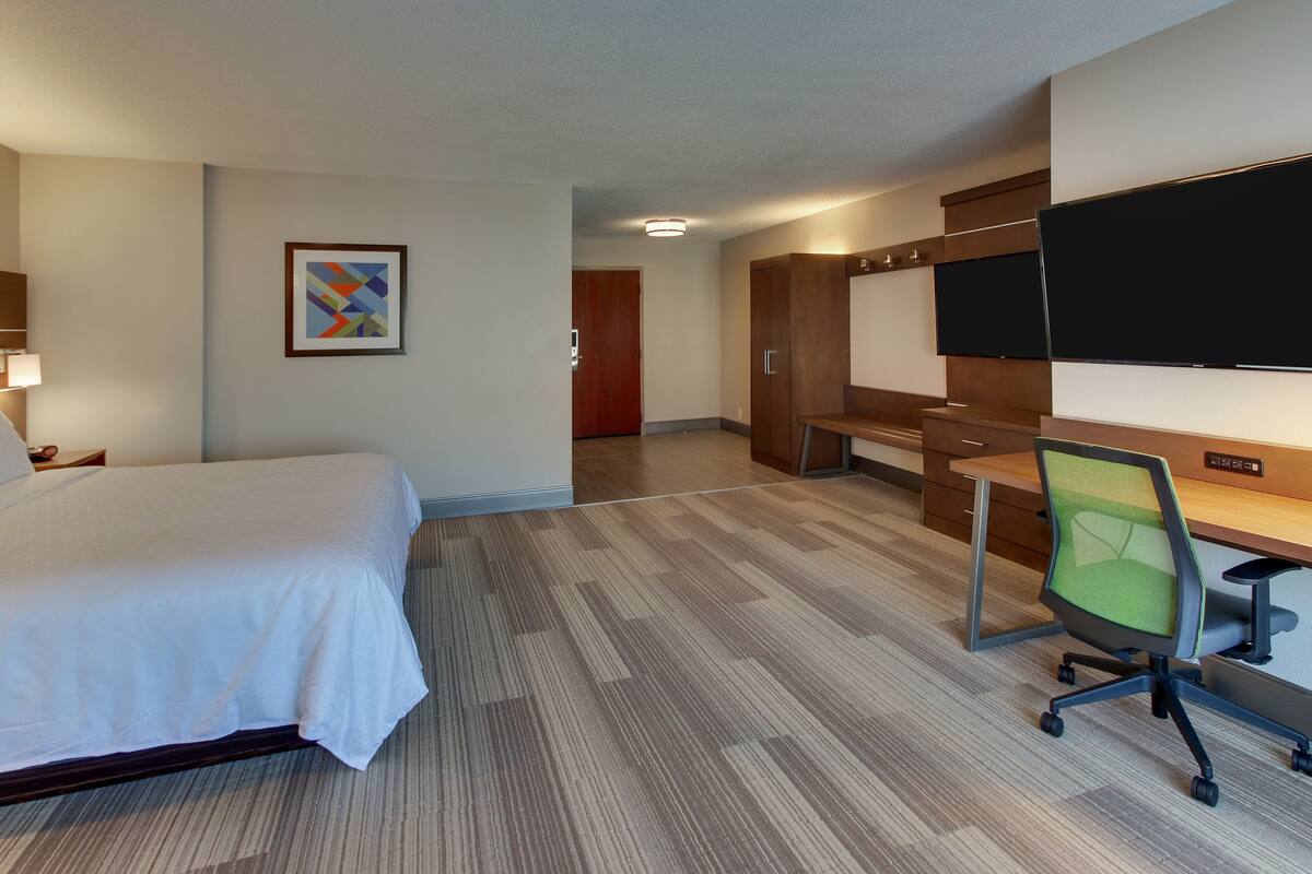 In-room safe, desk, laptop workspace, blackout drapes