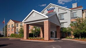 A Fairfield Inn & Suites hotel with a modern design, featuring a covered entrance, brick facade, and a parking lot. - Fairfield Inn and Suites by Marriott Denver Aurora/ Medical Center (Aurora)