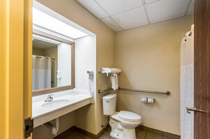 Ducha y bañera combinadas, secador de pelo y toallas