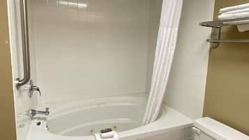 Suite, 1 très grand lit, non-fumeurs, baignoire à jets | Salle de bain | Articles de toilette gratuits, sèche-cheveux, peignoirs
