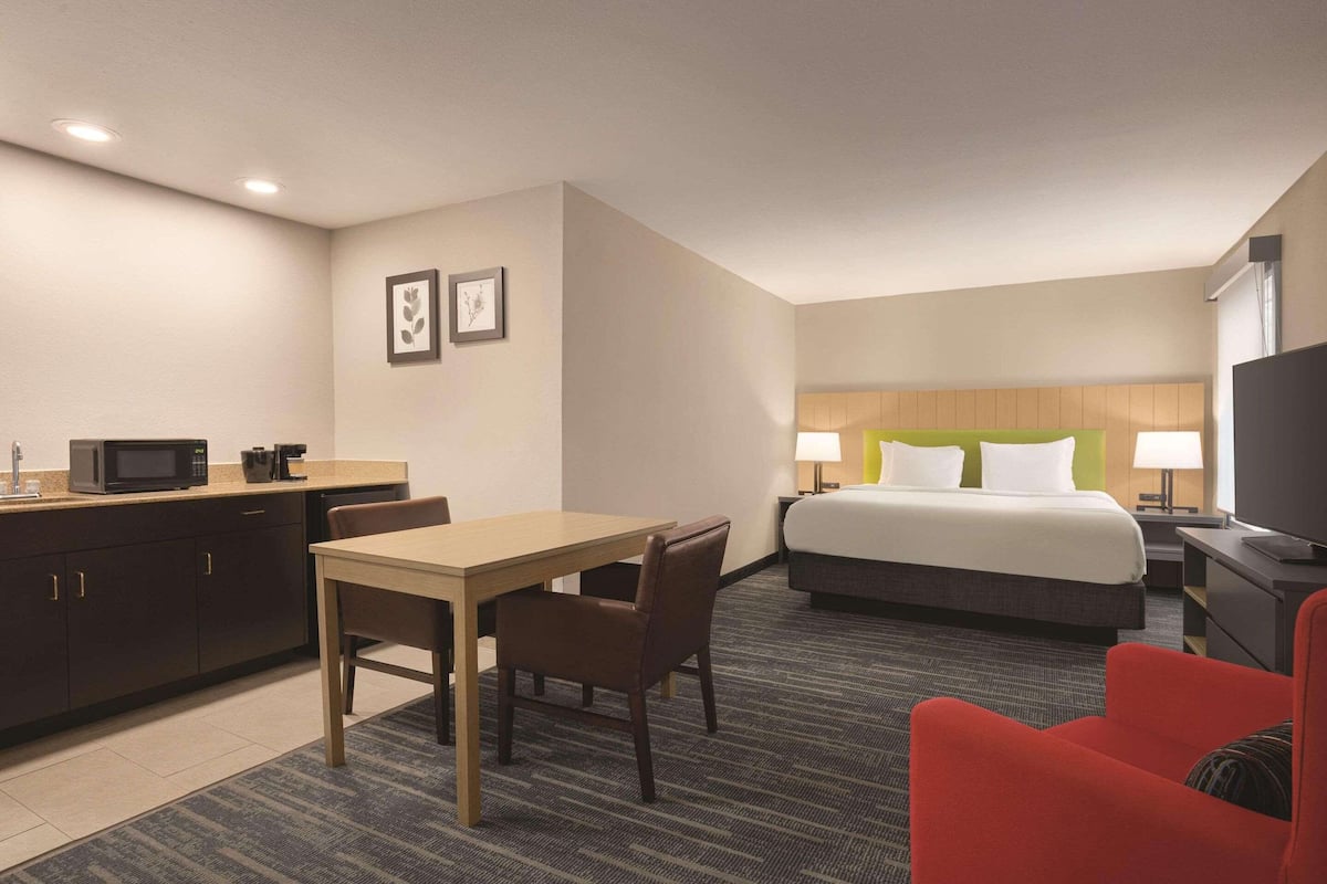1 habitación, ropa de cama de alta calidad y escritorio