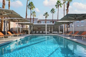 Una piscina al aire libre (de 08:00 a 23:00), sombrillas, tumbonas