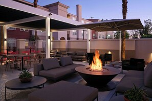 An outdoor seating area with a fire pit, sofas, and tables. - Residence Inn Phoenix Mesa (Mesa)
