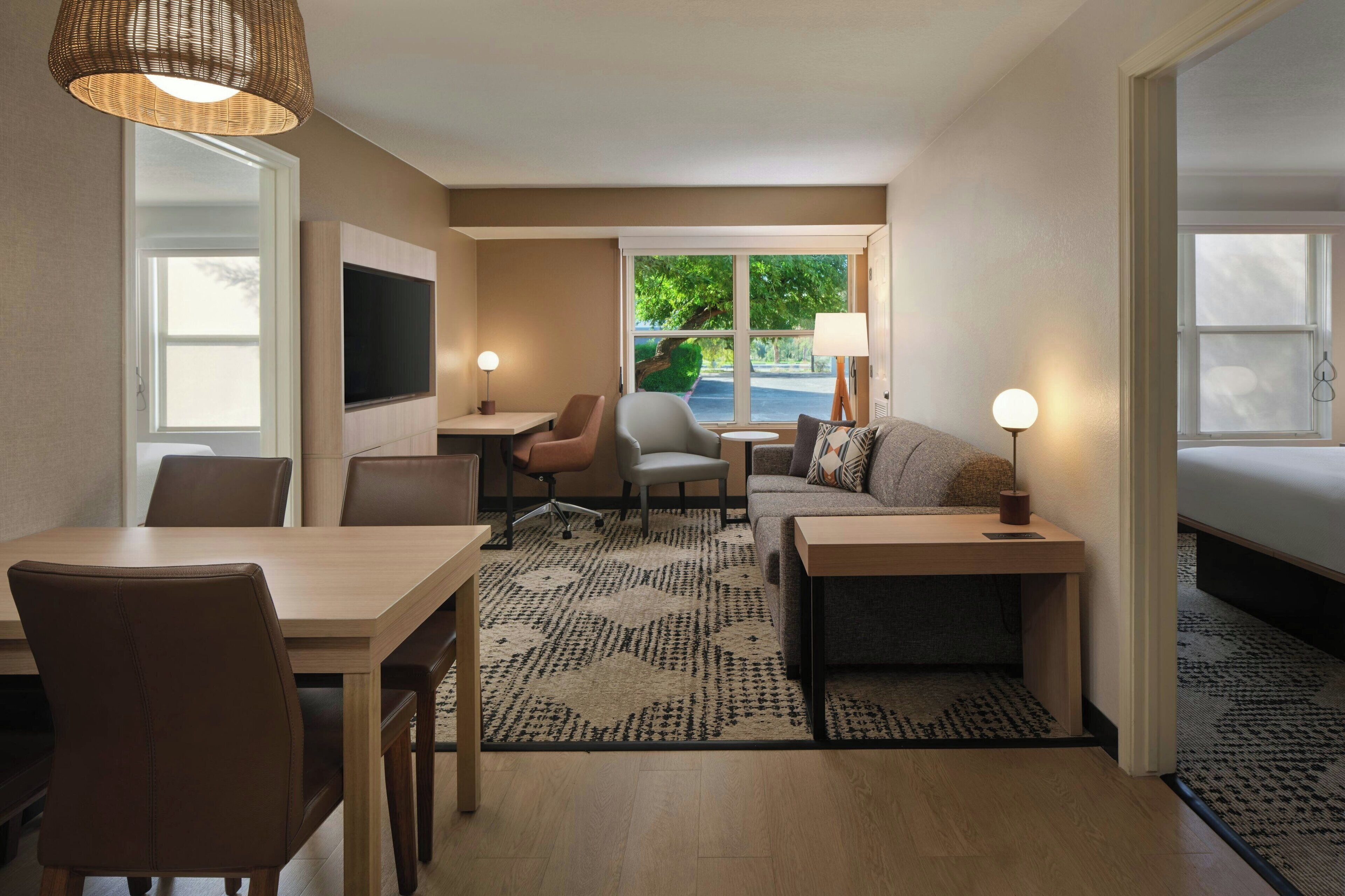 Sengetøy av topp kvalitet, safe på rommet og skrivebord