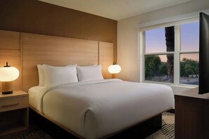 Ropa de cama de alta calidad y caja de seguridad en la habitación 