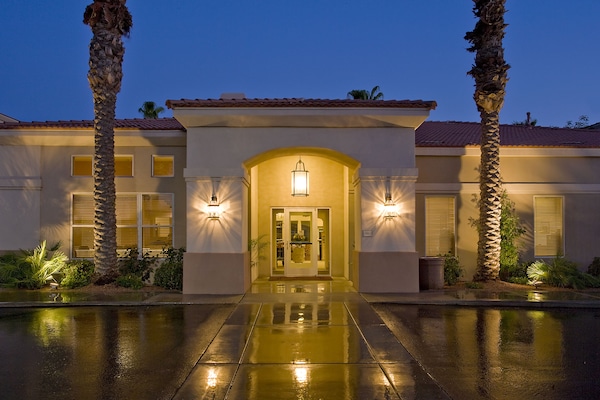 Fachada de la propiedad por la tarde o noche