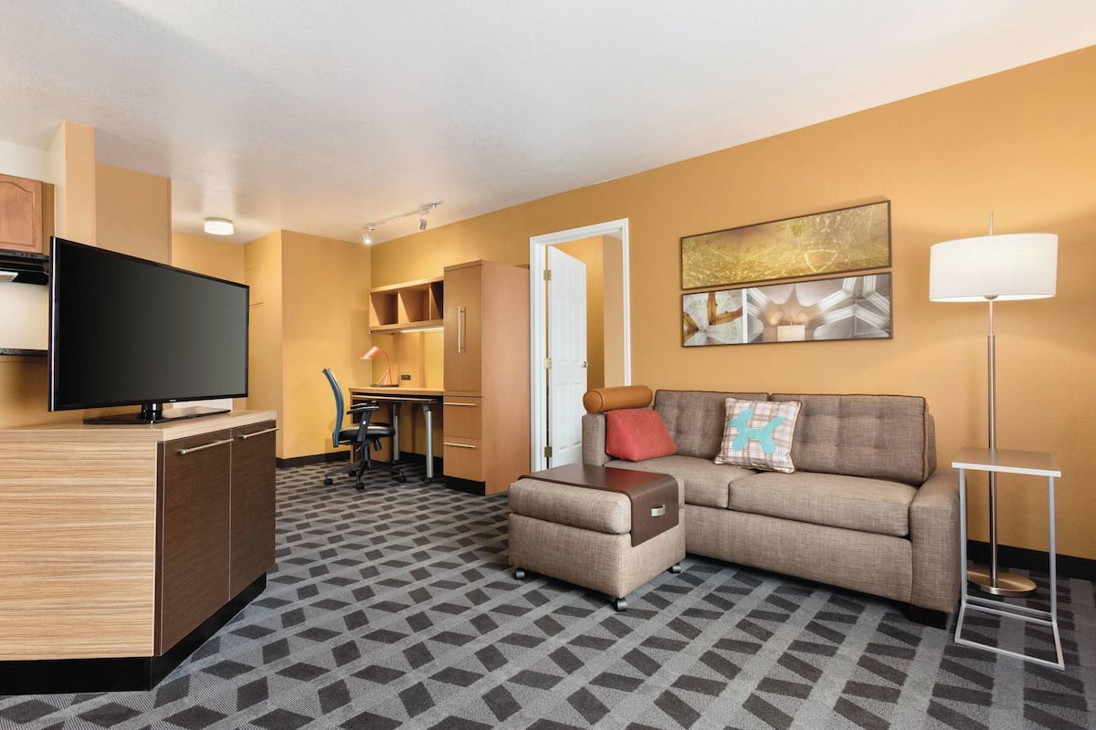 2 bedrooms, individually decorated, individually furnished, desk