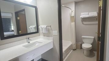 Ensemble baignoire-douche, articles de toilette (gratuits)