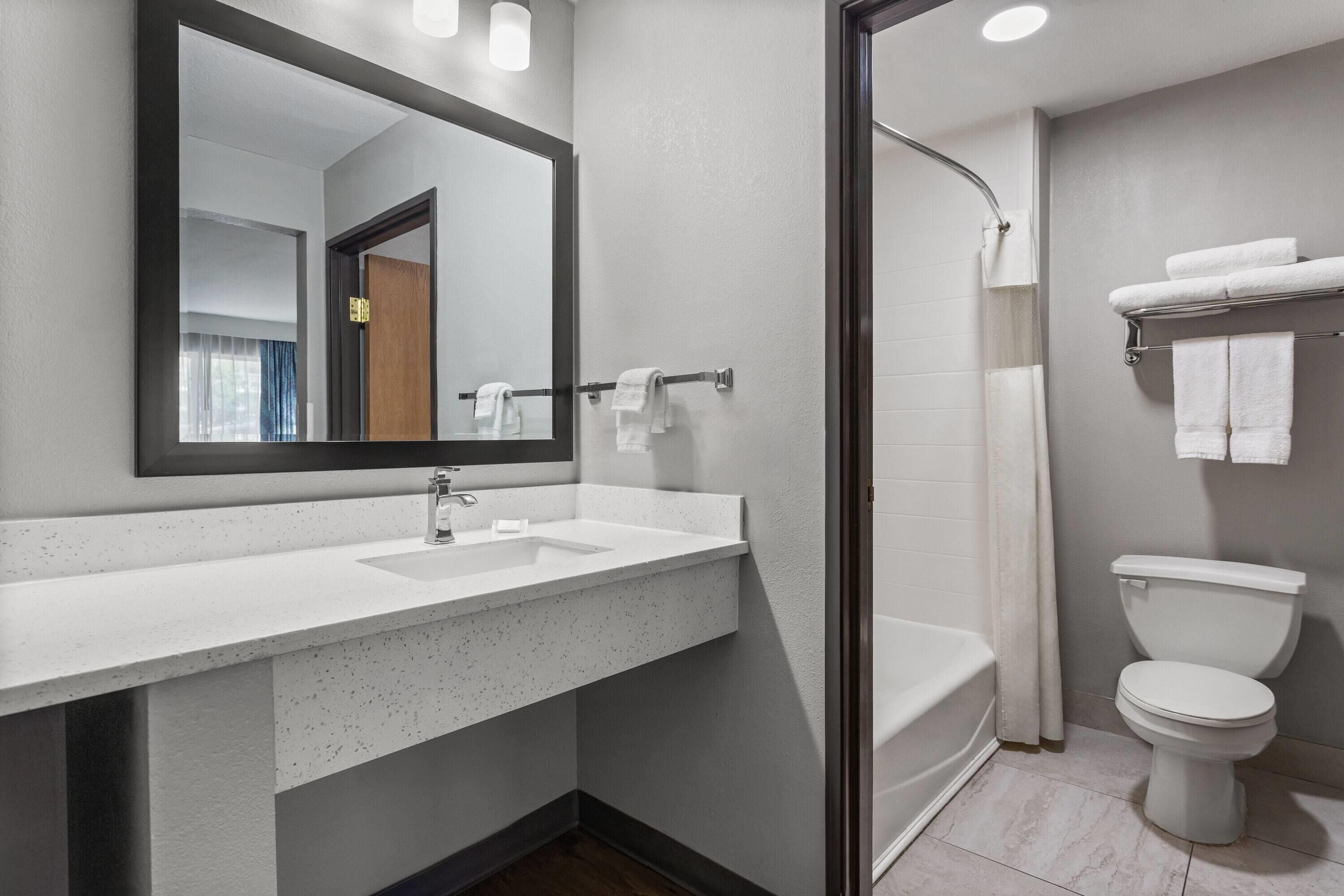 Combined shower/tub, free toiletries, hair dryer, towels