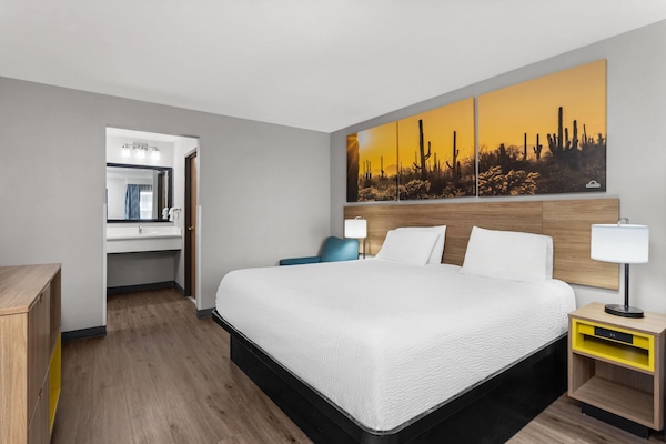 Standard Room, 1 King Bed | Blackout drapes, iron/ironing board, cribs (free)