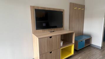 Chambre Standard, 1 très grand lit | Rideaux d’obscurcissement, fer et planche à repasser