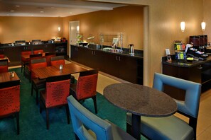 Buffet déjeuner gratuit tous les jours