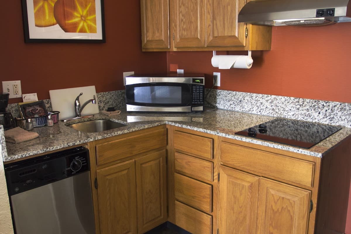 fridge, microwave, stovetop, dishwasher