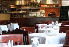 Lunch and dinner served - Maron Hotel And Suites (Danbury)